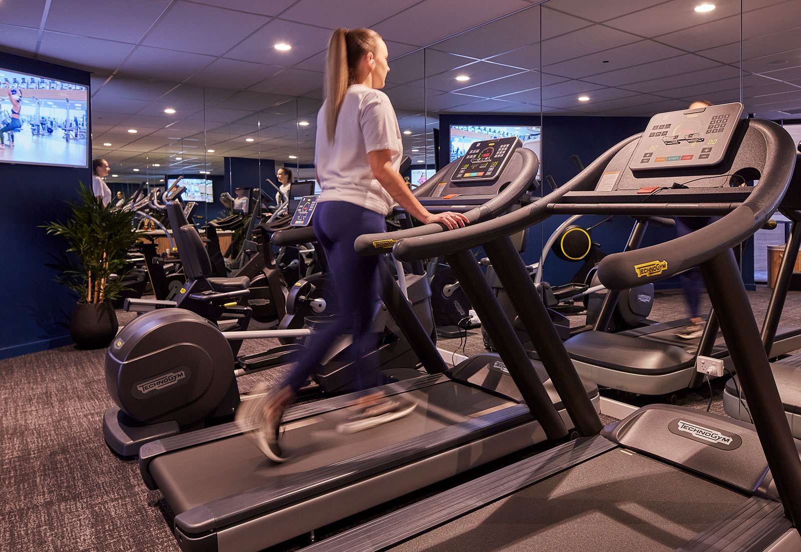 Gym-Girl-Treadmill